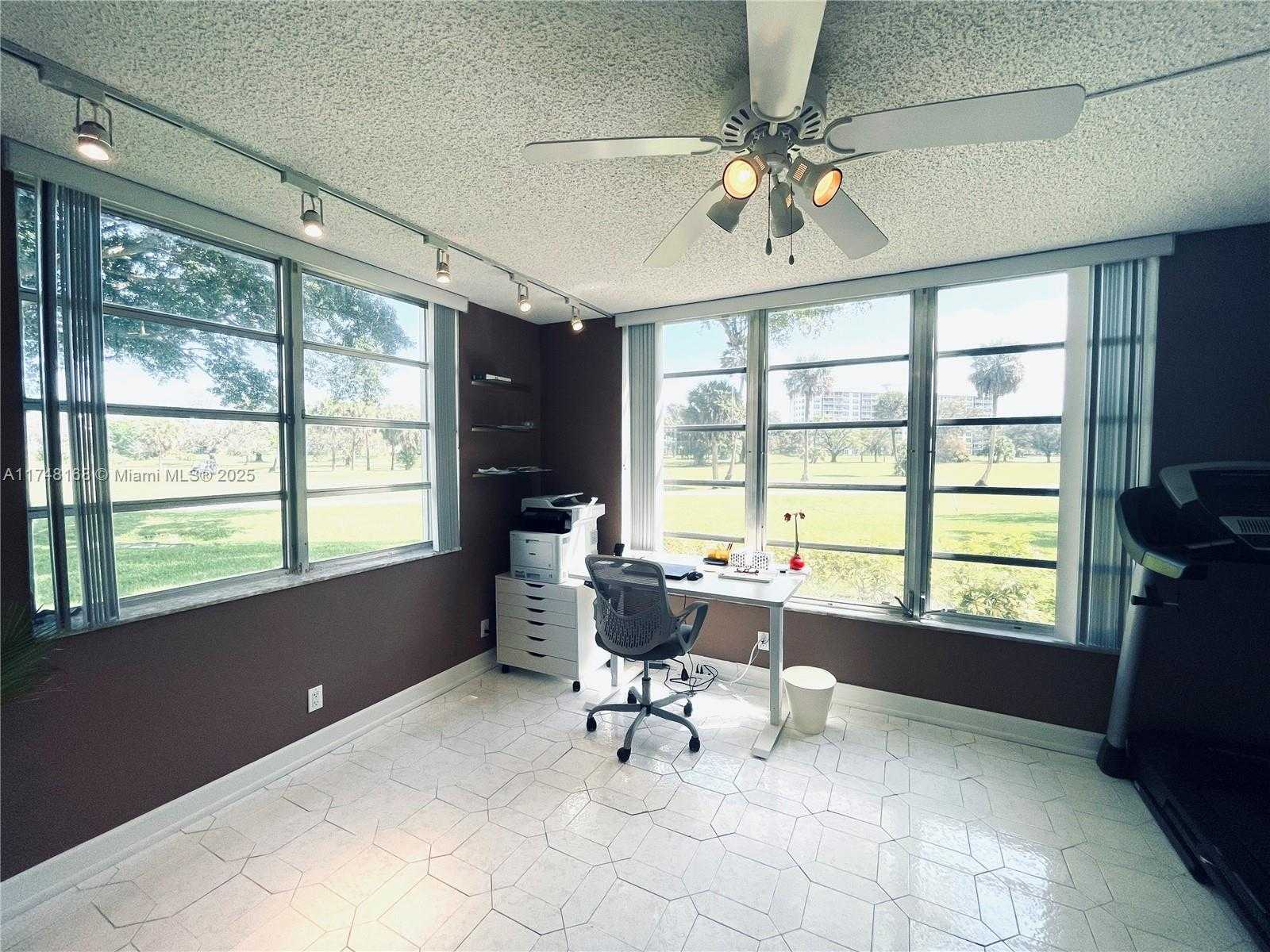 Small Image of 3800 OAKS CLUBHOUSE DR #112, Pompano Beach Number 29