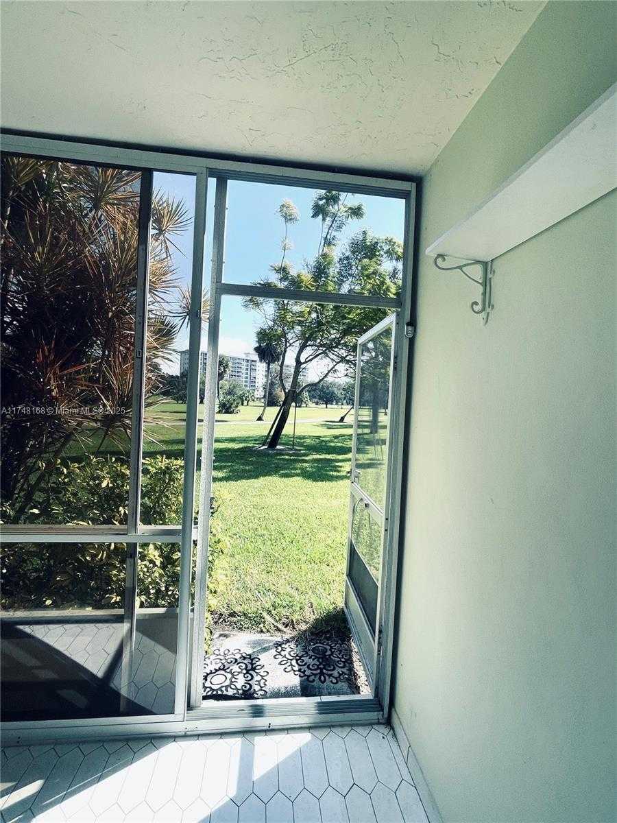 Small Image of 3800 OAKS CLUBHOUSE DR #112, Pompano Beach Number 33