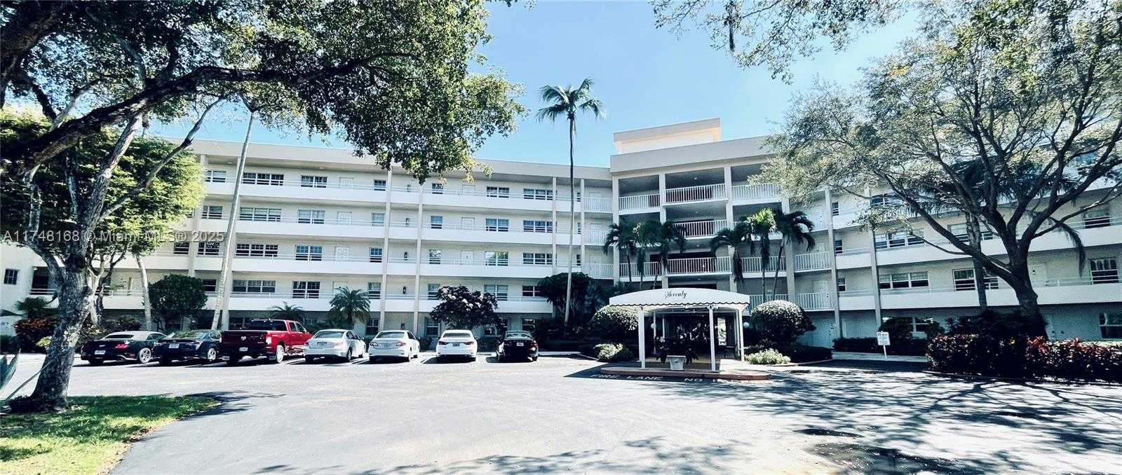 Small Image of 3800 OAKS CLUBHOUSE DR #112, Pompano Beach Number 4