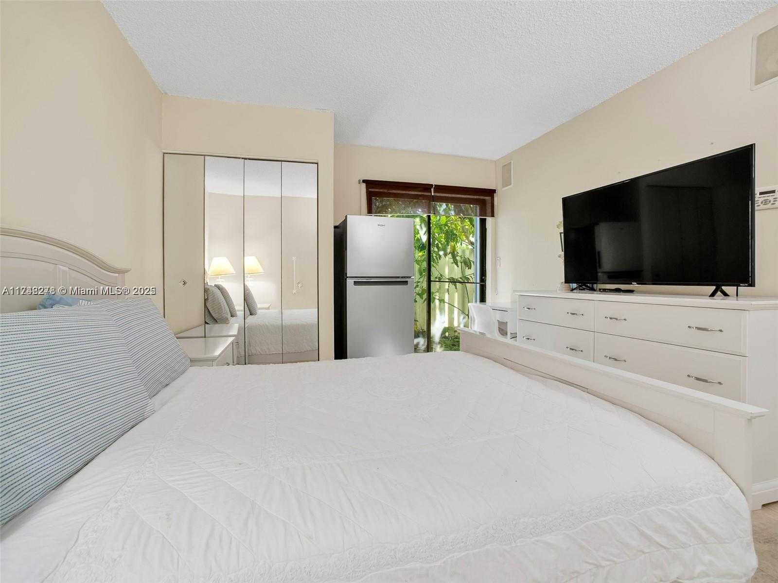 Small Image of 219 POINCIANA DR #209, Sunny Isles Beach Number 3