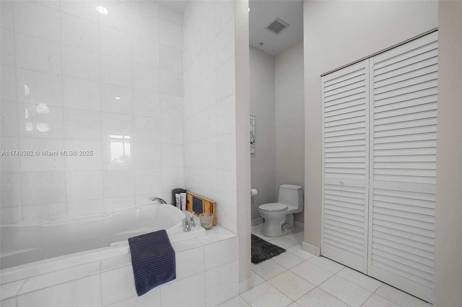 Small Image of 2001 MERIDIAN AVE #509, Miami Beach Number 29