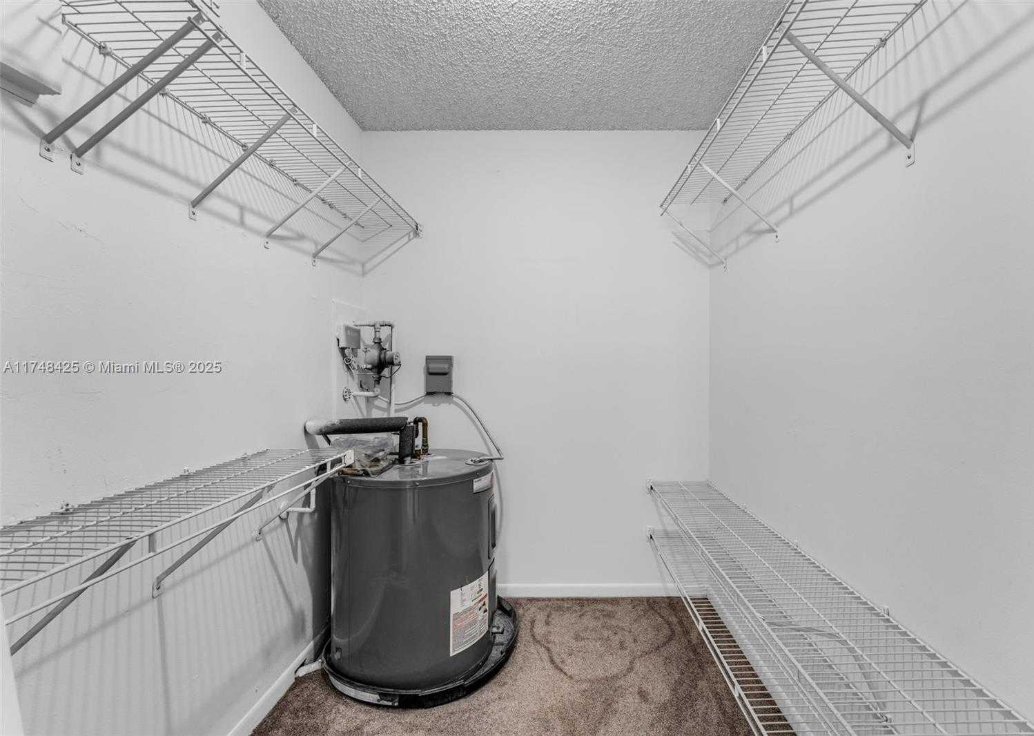 Small Image of 8180 GENEVA CT #325, Doral Number 18