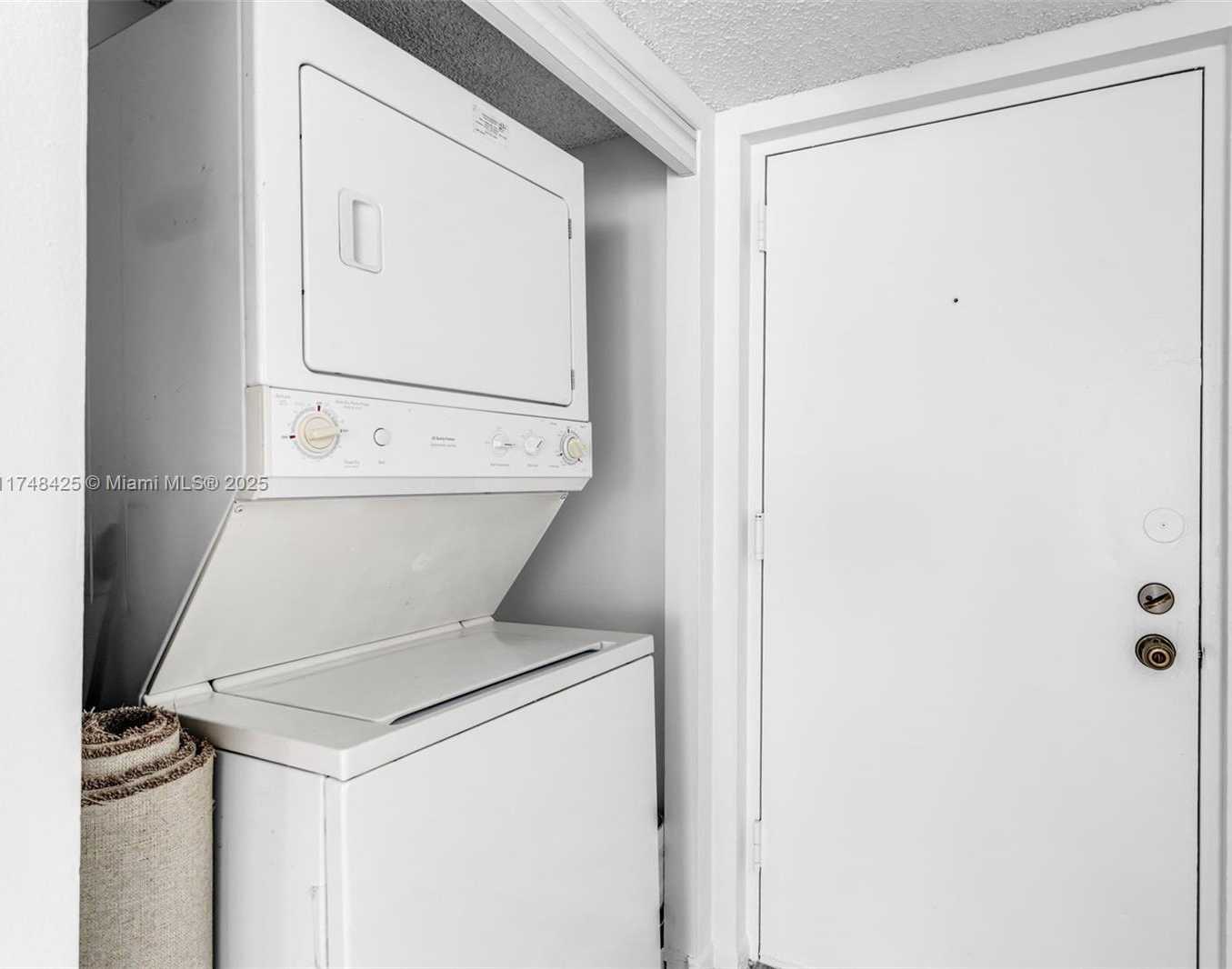 Small Image of 8180 GENEVA CT #325, Doral Number 19