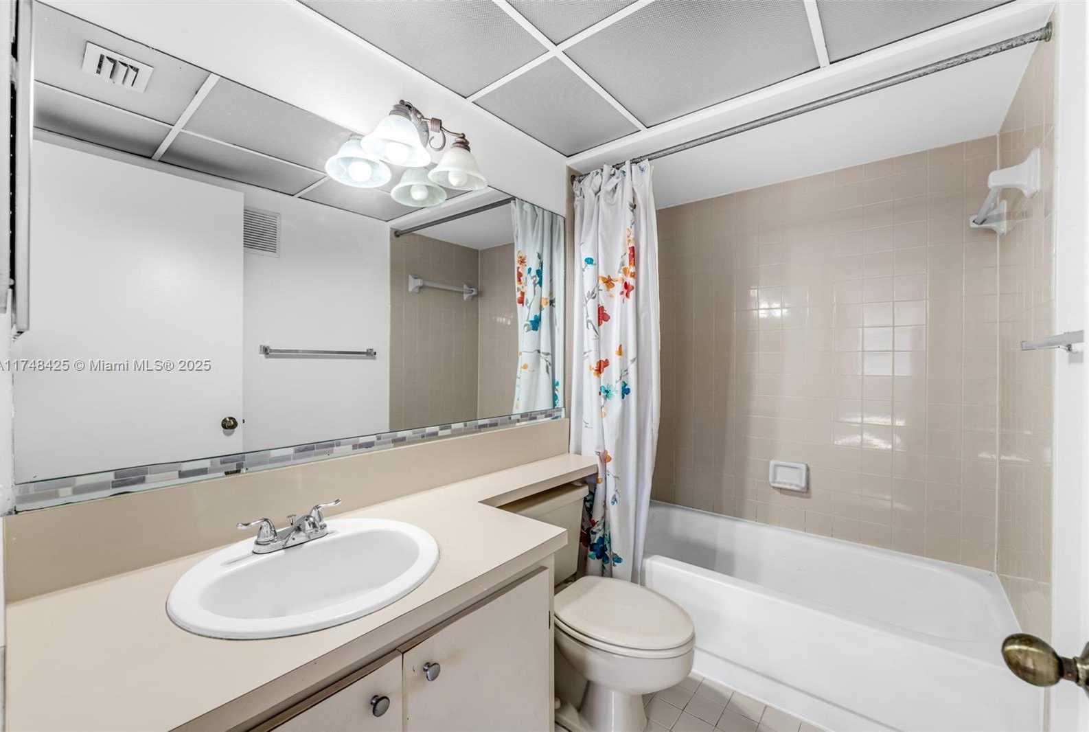 Small Image of 8180 GENEVA CT #325, Doral Number 20