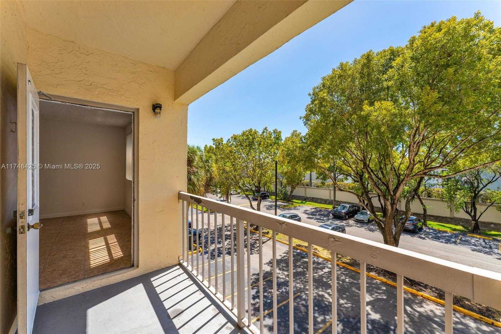 Small Image of 8180 GENEVA CT #325, Doral Number 22