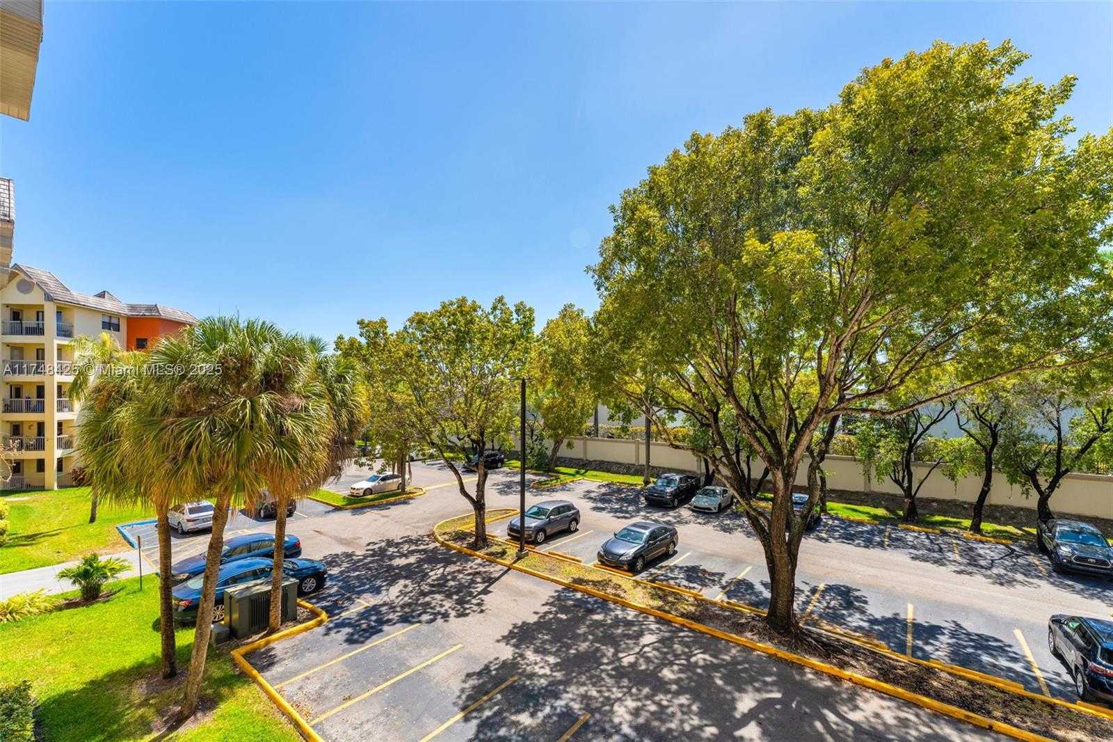 Small Image of 8180 GENEVA CT #325, Doral Number 25