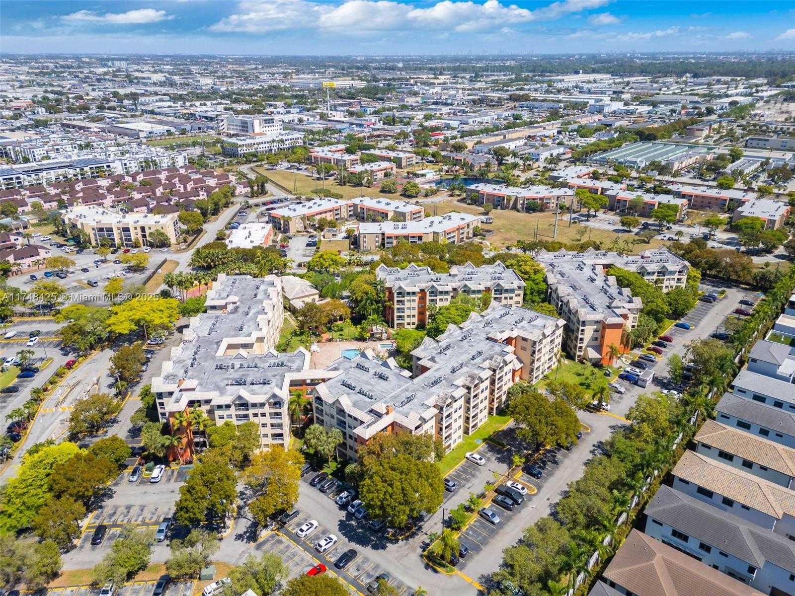 Small Image of 8180 GENEVA CT #325, Doral Number 27