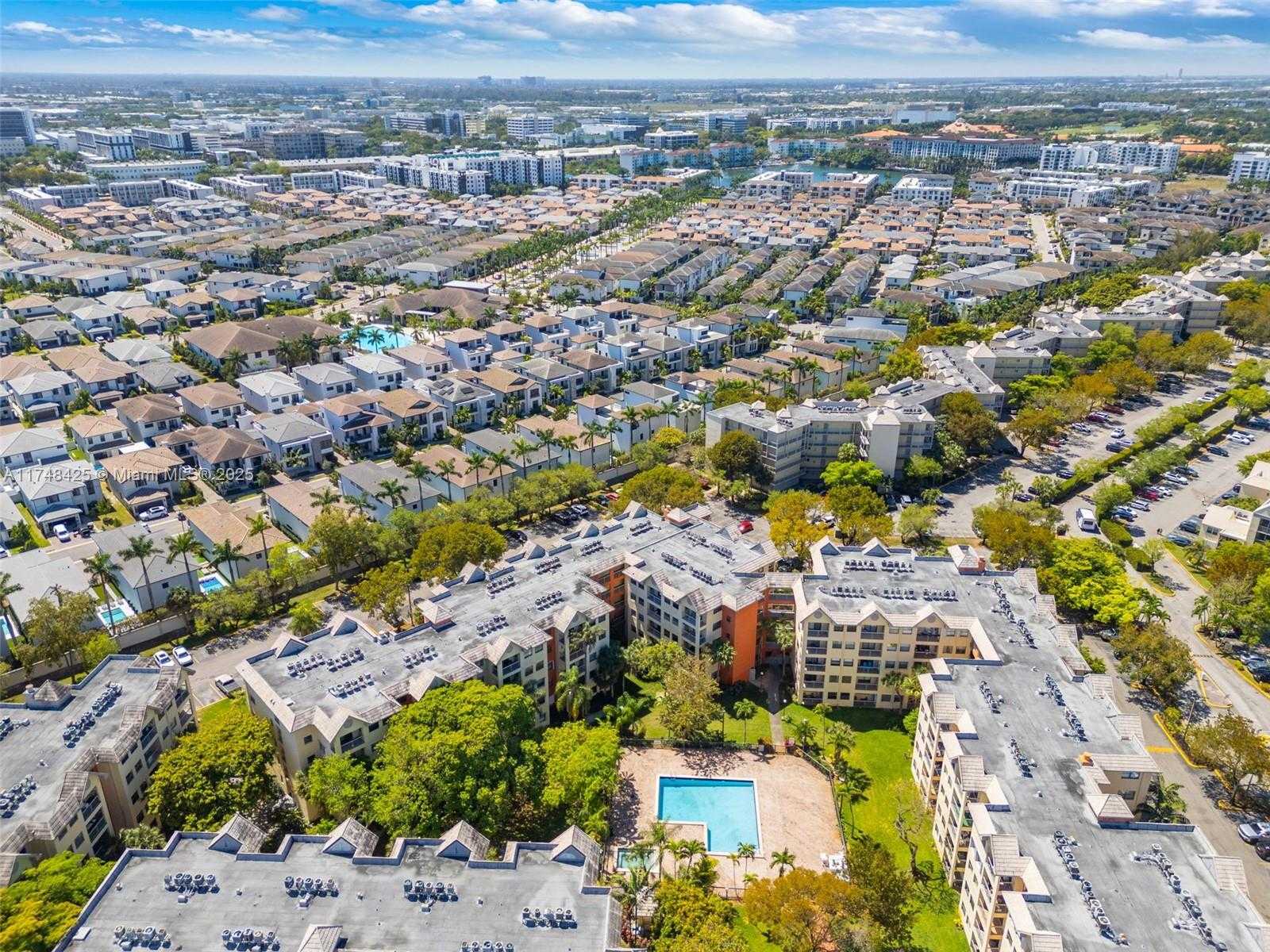 Small Image of 8180 GENEVA CT #325, Doral Number 33