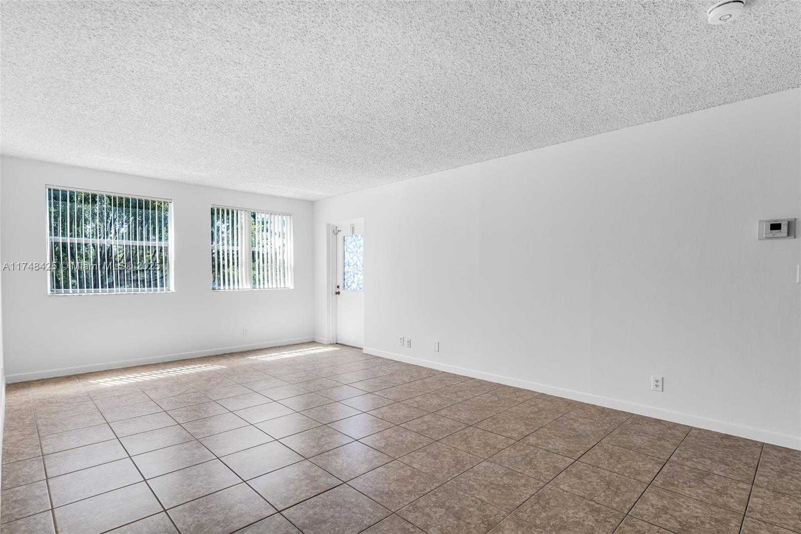 Small Image of 8180 GENEVA CT #325, Doral Number 4