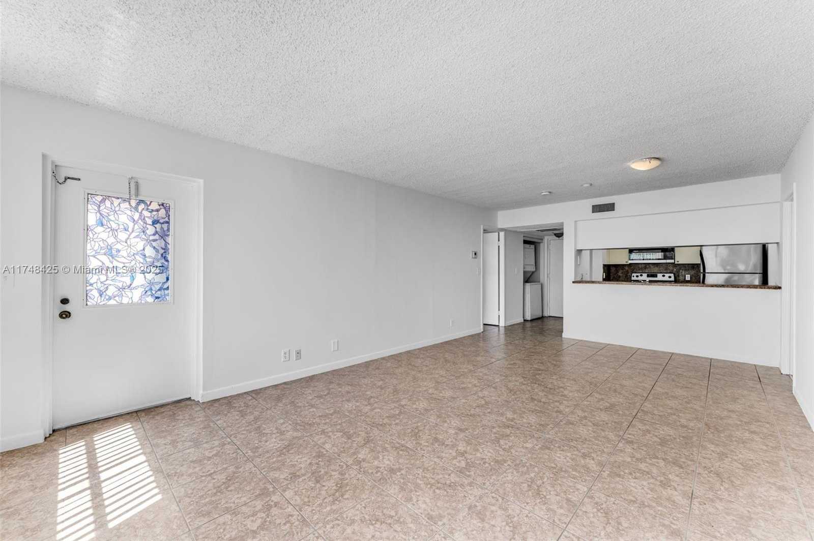 Small Image of 8180 GENEVA CT #325, Doral Number 5