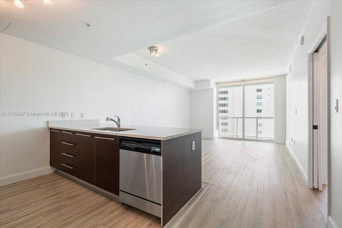 Small Image of 1900 NORTH BAYSHORE DR #1509, Miami Number 4