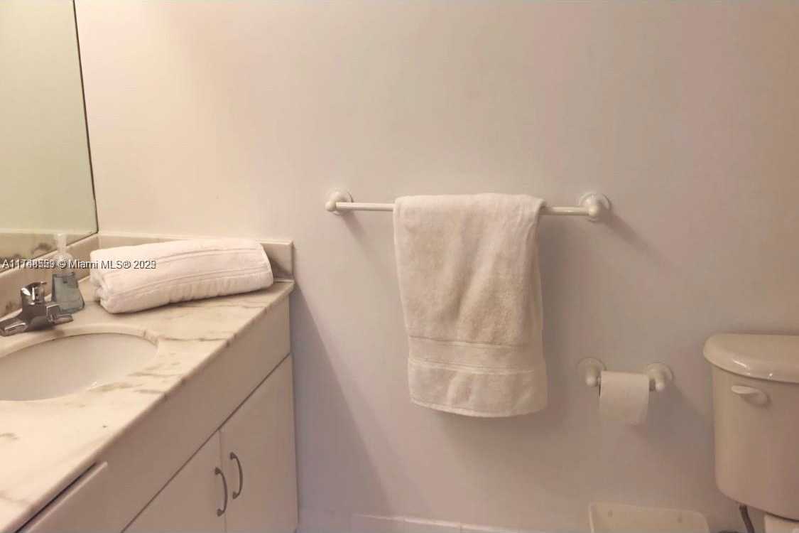 Small Image of 1200 BRICKELL BAY DR #3924, Miami Number 13
