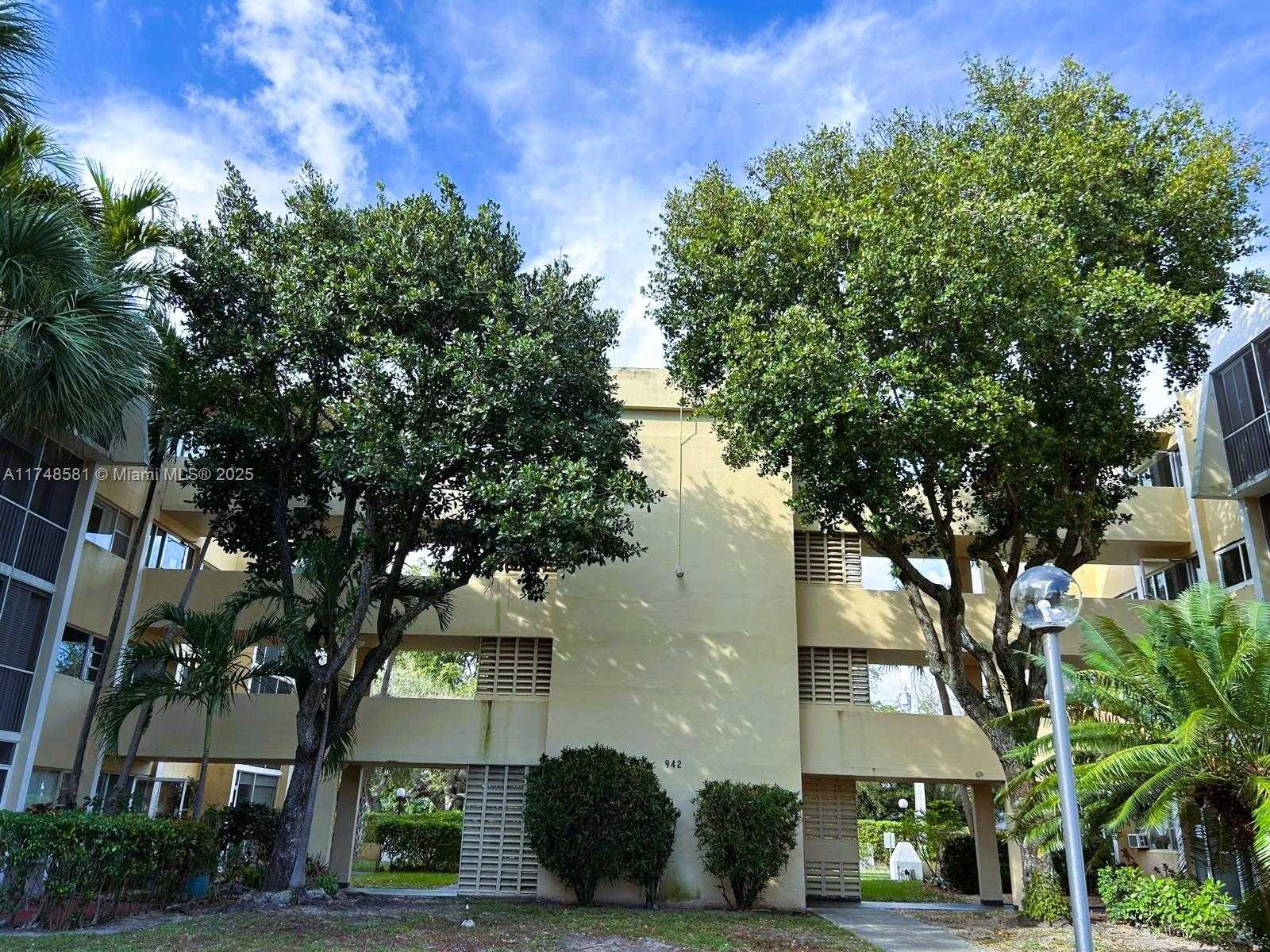 Small Image of 942 NORTH EAST 199TH ST #3E, Miami Number 3