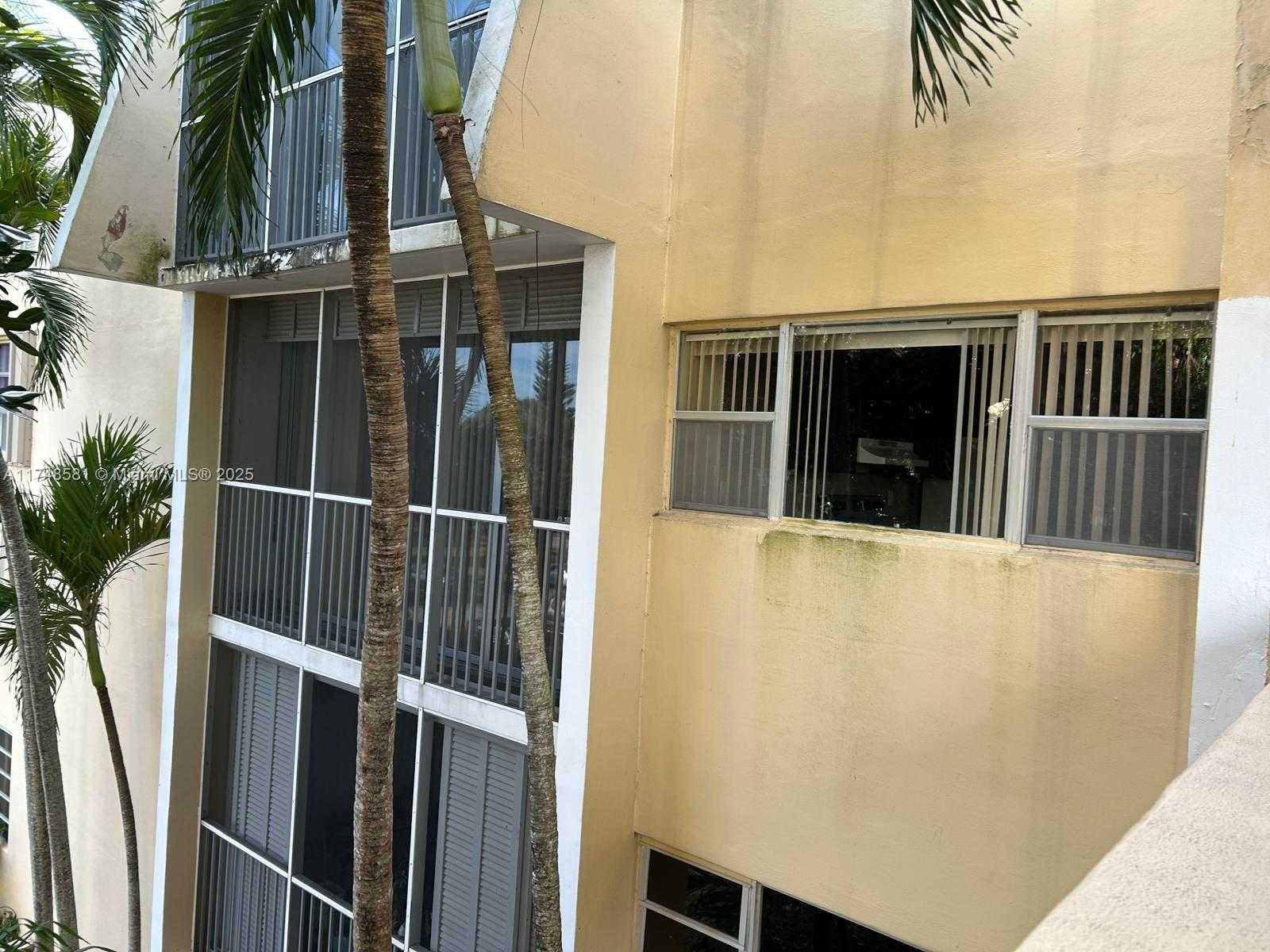 Small Image of 942 NORTH EAST 199TH ST #3E, Miami Number 5