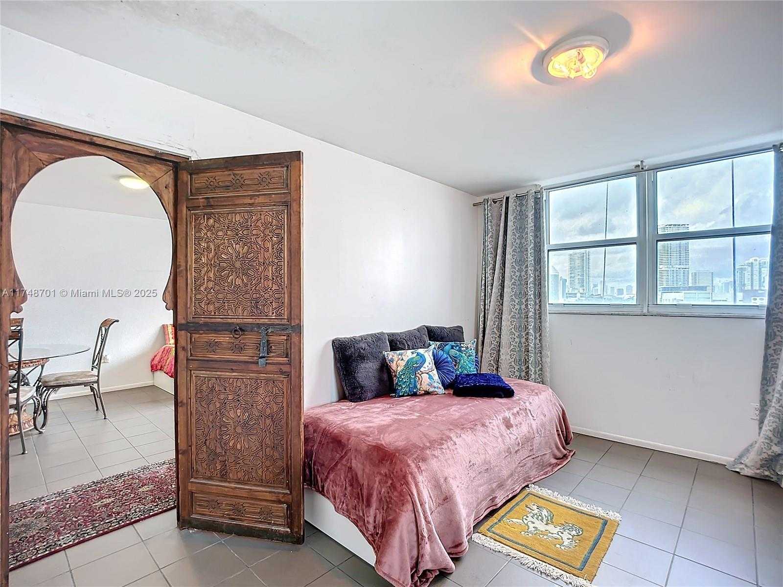 Small Image of 465 OCEAN DR #701, Miami Beach Number 2