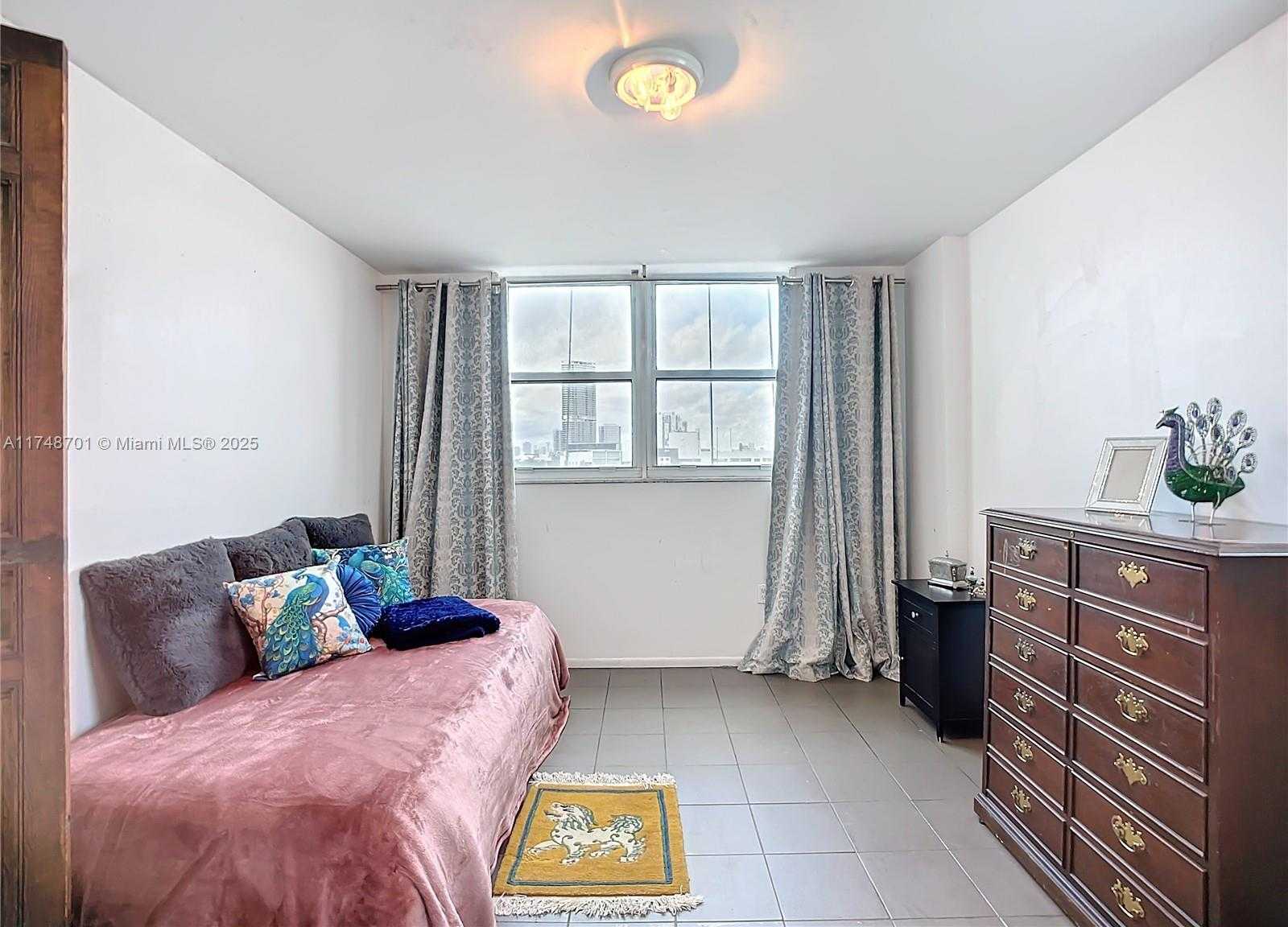 Small Image of 465 OCEAN DR #701, Miami Beach Number 20
