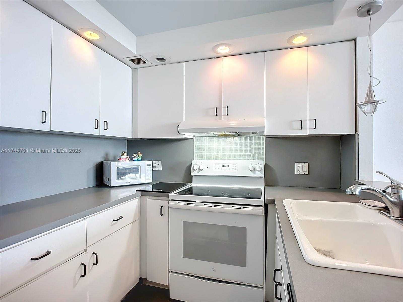 Small Image of 465 OCEAN DR #701, Miami Beach Number 6