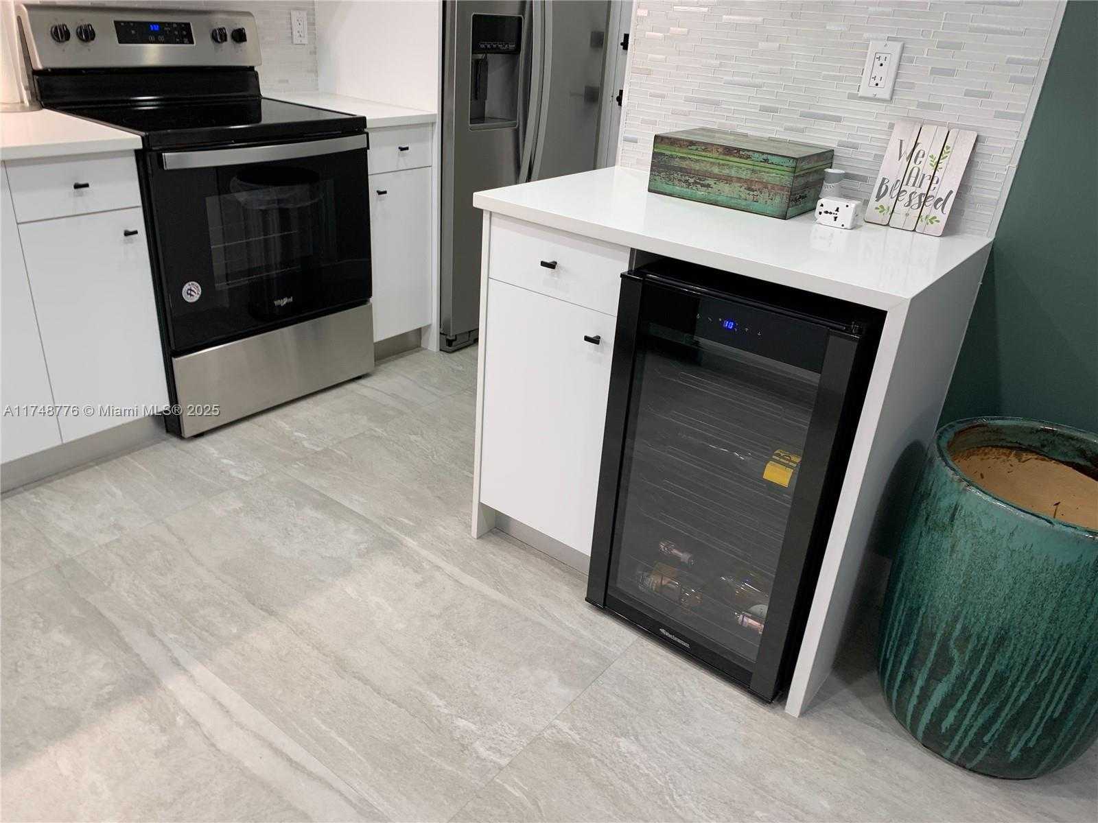 Small Image of 100 GOLDEN ISLES DR #409, Hallandale Beach Number 19