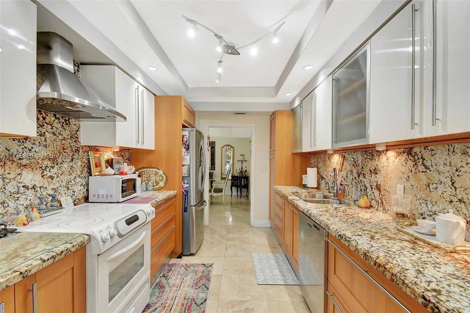 Small Image of 2000 ISLAND BL #410, Aventura Number 13