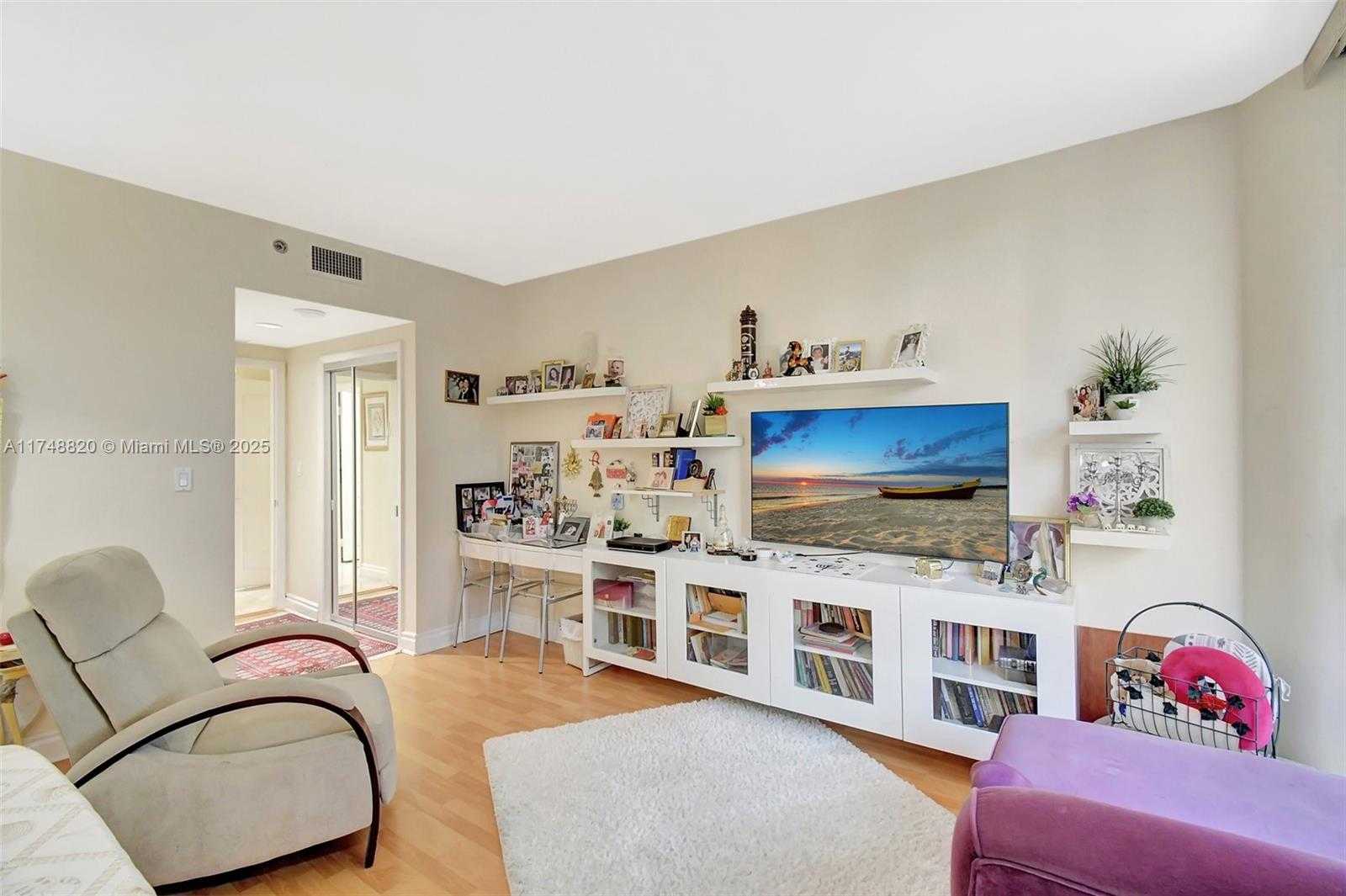 Small Image of 2000 ISLAND BL #410, Aventura Number 16