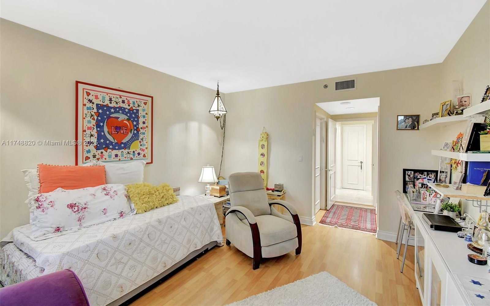 Small Image of 2000 ISLAND BL #410, Aventura Number 17
