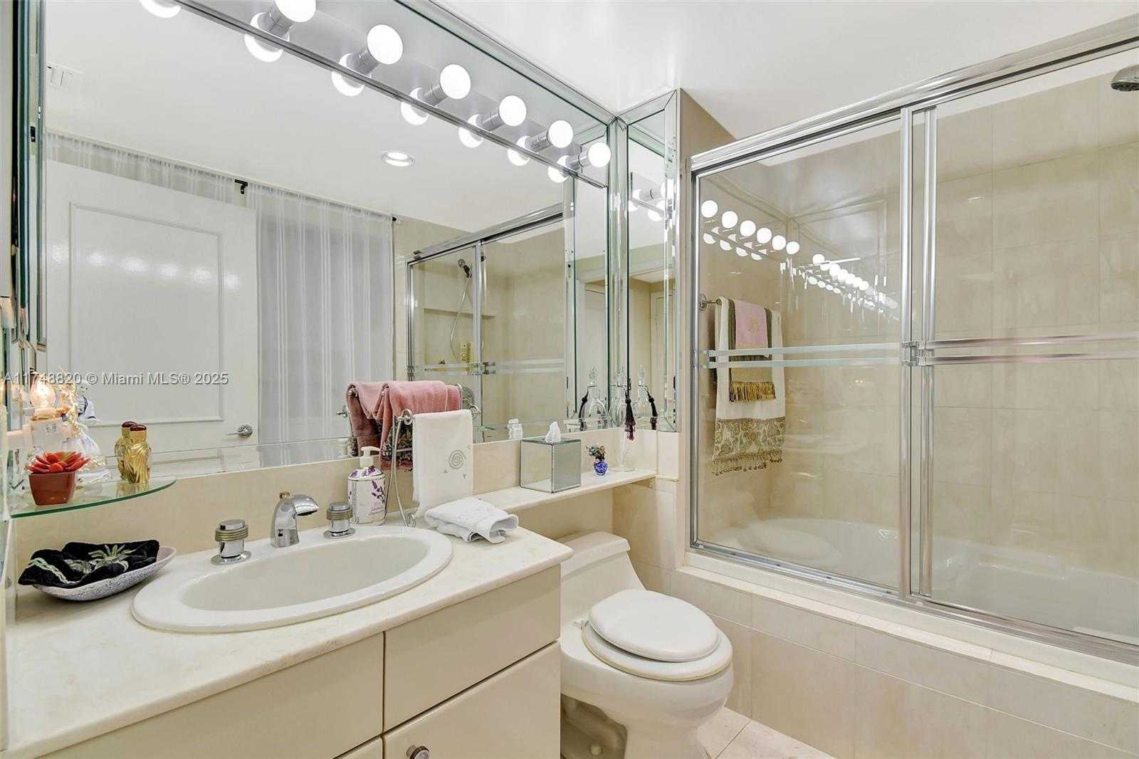 Small Image of 2000 ISLAND BL #410, Aventura Number 18