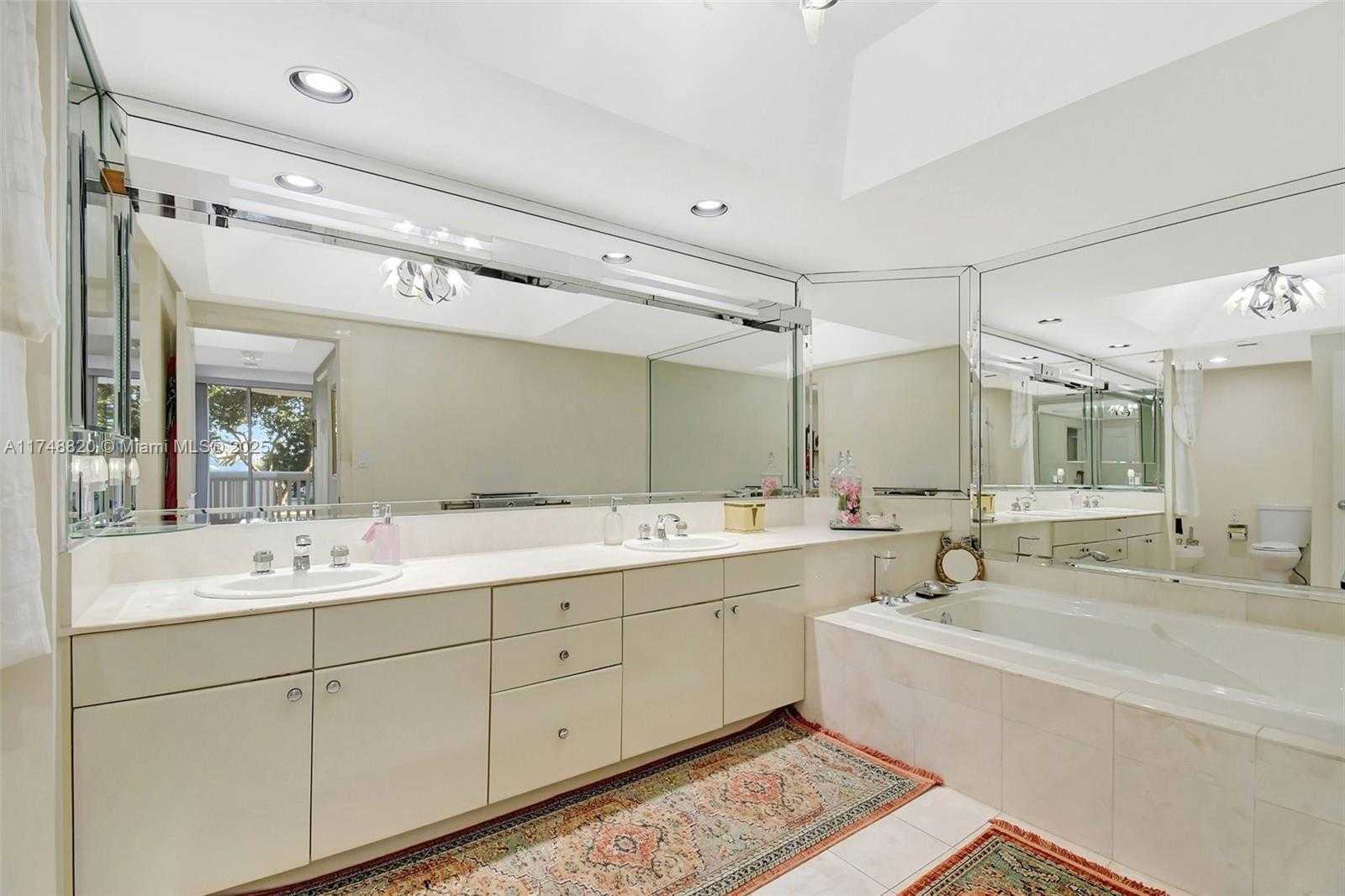 Small Image of 2000 ISLAND BL #410, Aventura Number 22
