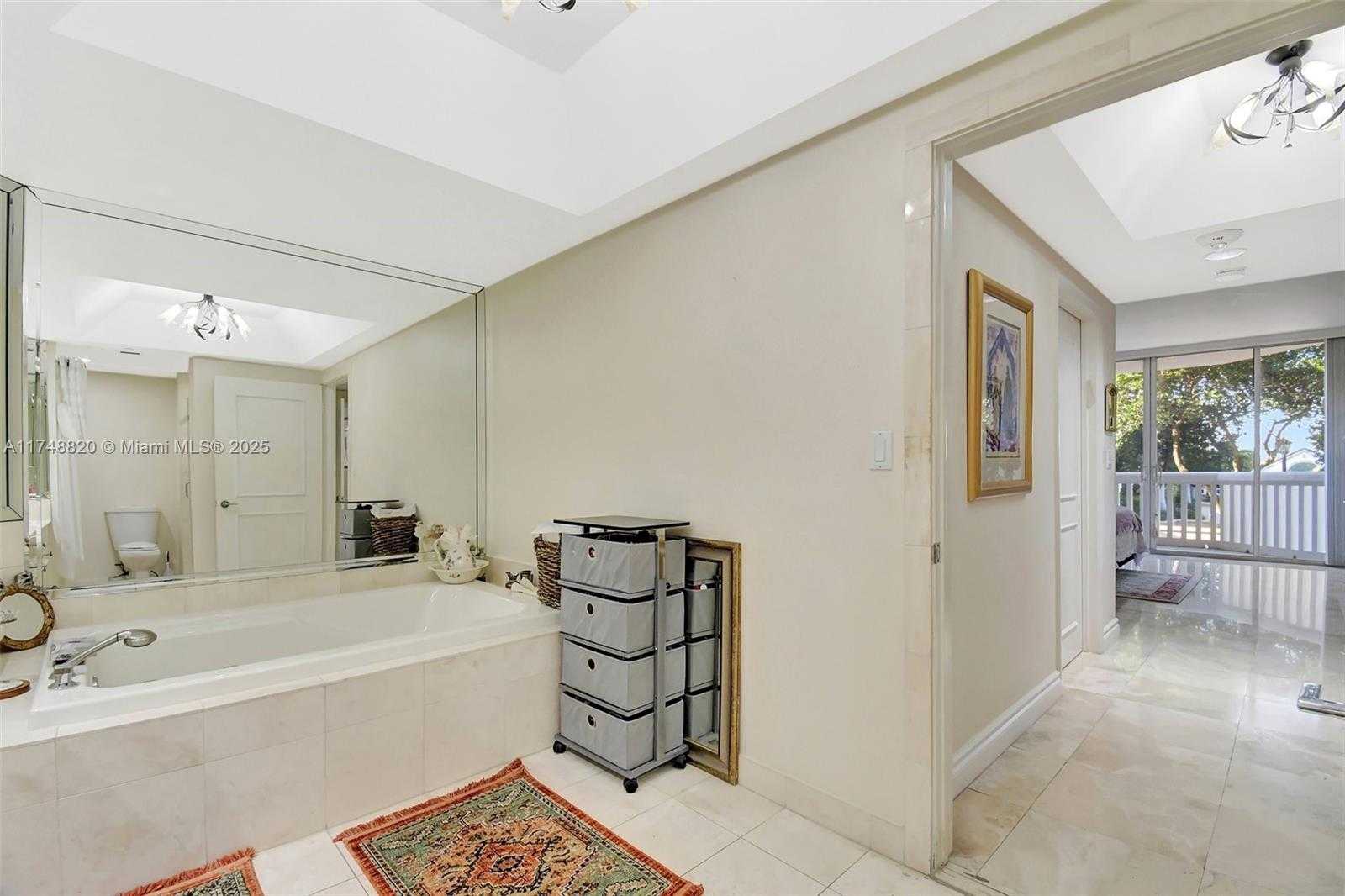Small Image of 2000 ISLAND BL #410, Aventura Number 23