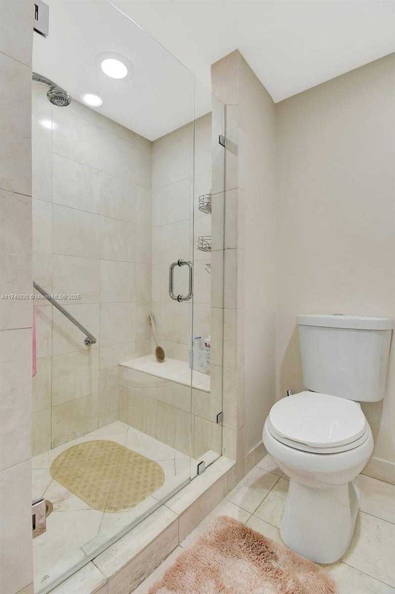Small Image of 2000 ISLAND BL #410, Aventura Number 24