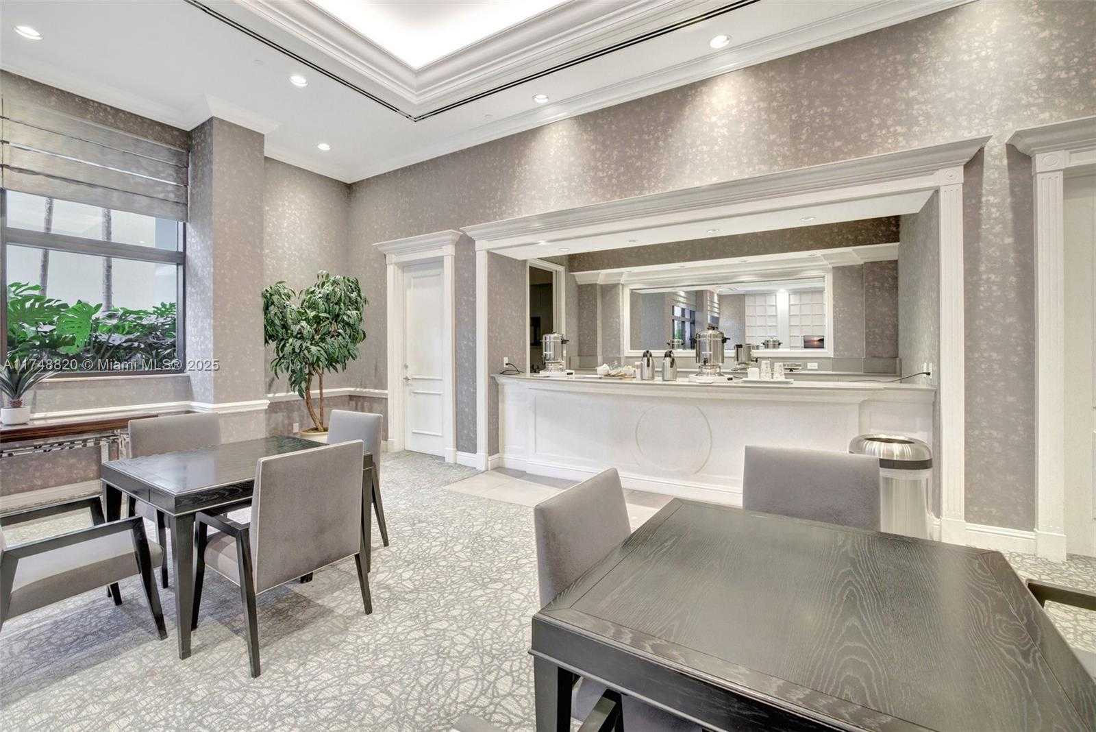 Small Image of 2000 ISLAND BL #410, Aventura Number 37