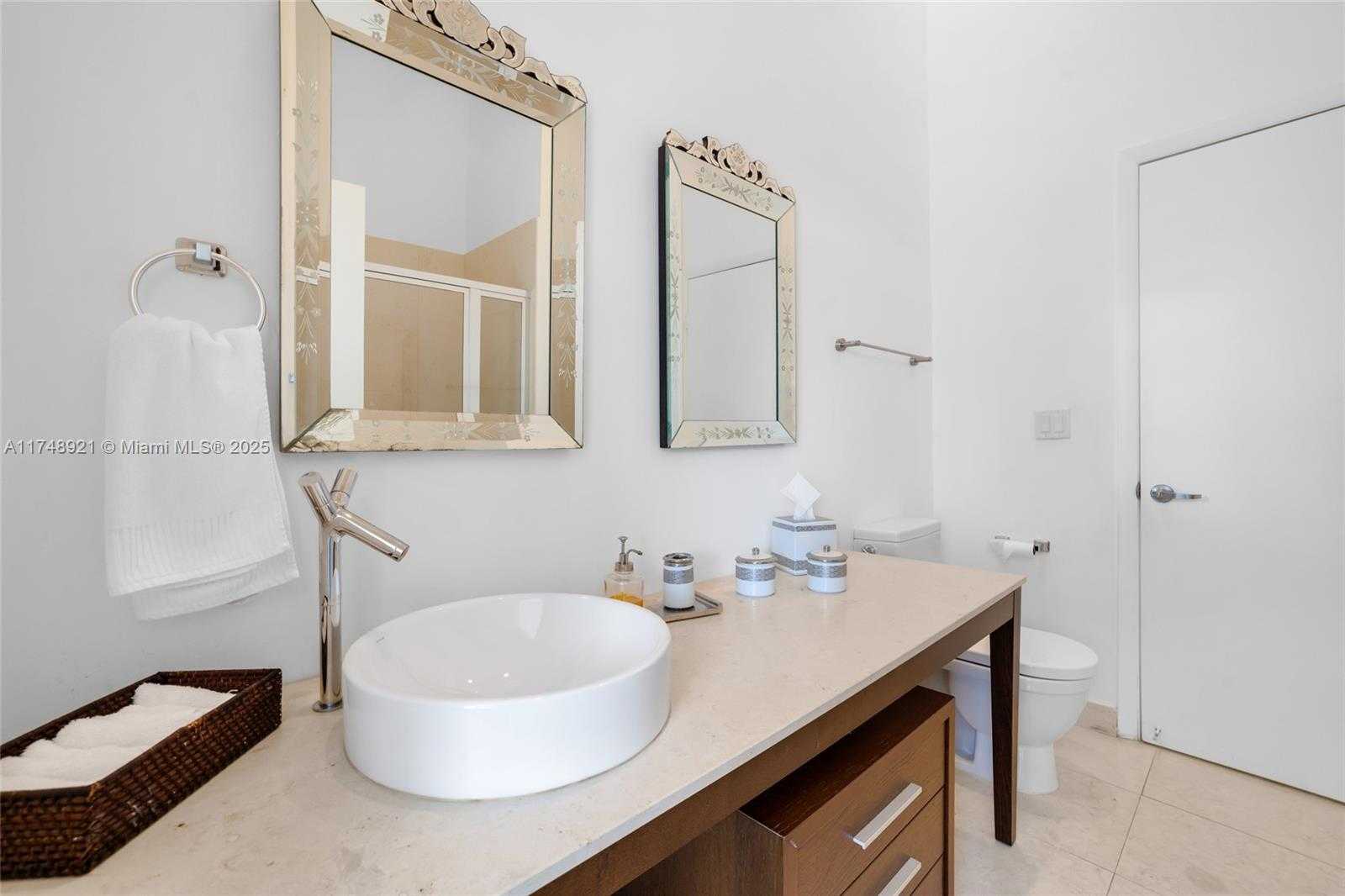 Small Image of 465 BRICKELL AVE #1505, Miami Number 16