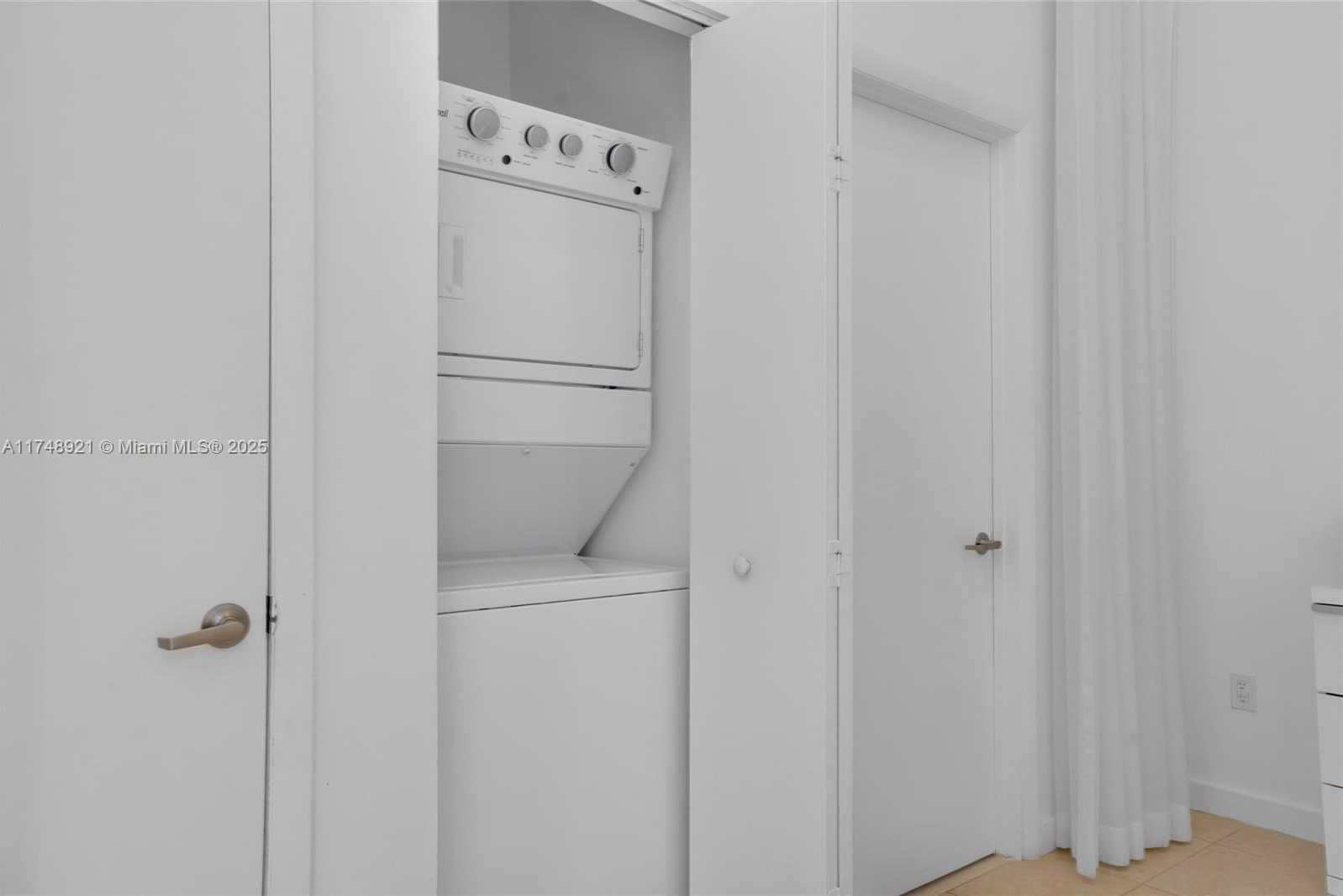 Small Image of 465 BRICKELL AVE #1505, Miami Number 26