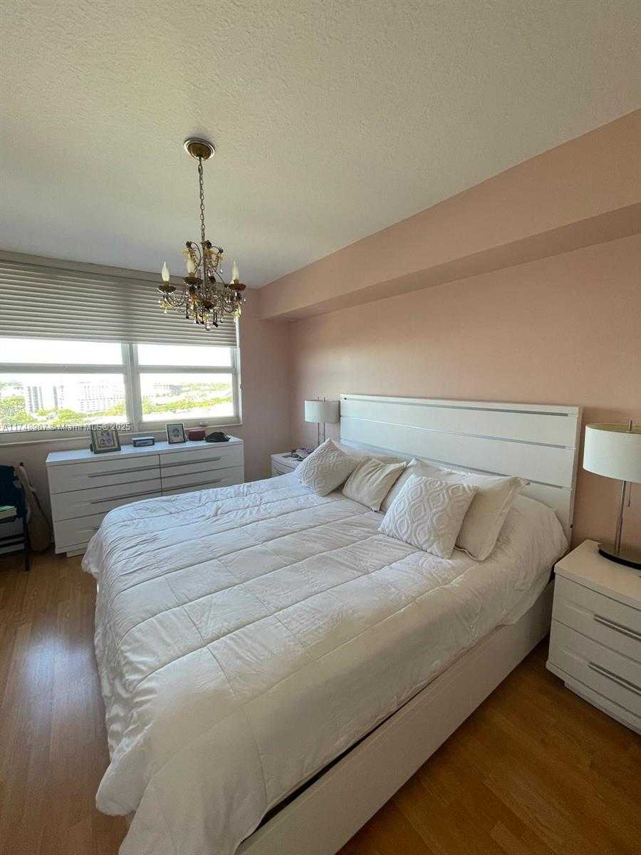 Small Image of 19501 W COUNTRY CLUB DR #1708, Aventura Number 11