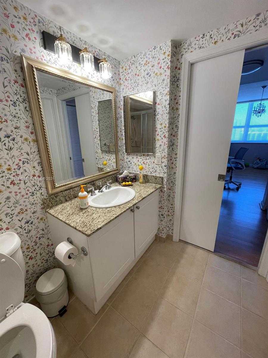 Small Image of 19501 W COUNTRY CLUB DR #1708, Aventura Number 8