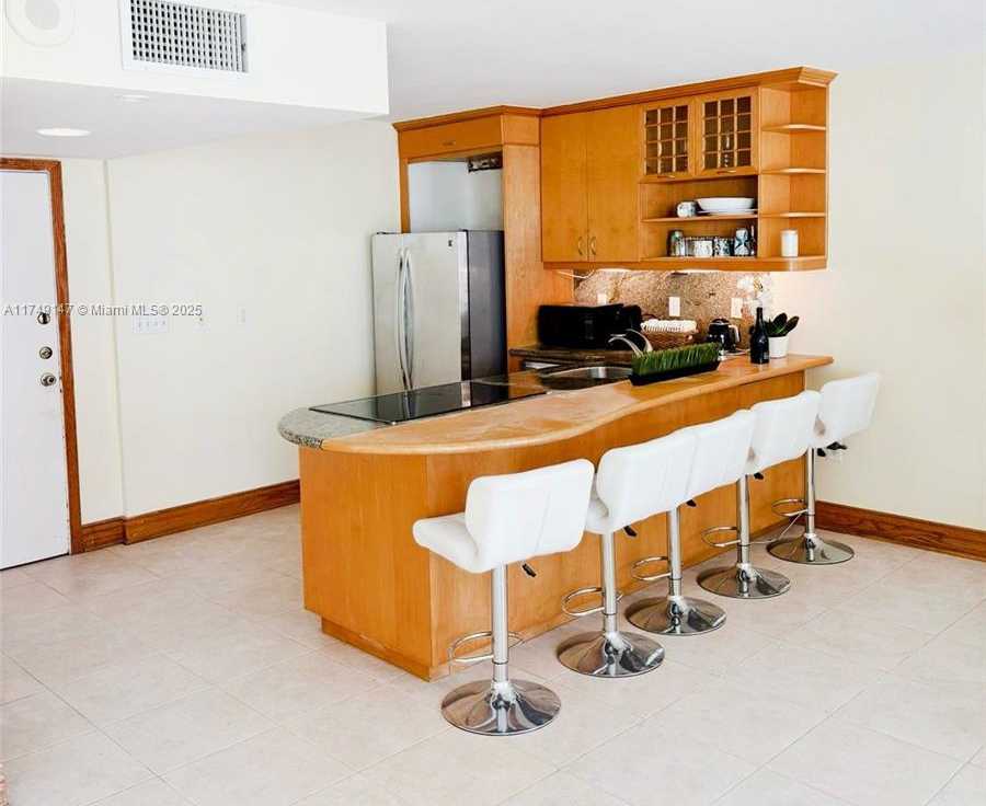 Small Image of 345 OCEAN DR #914, Miami Beach Number 11