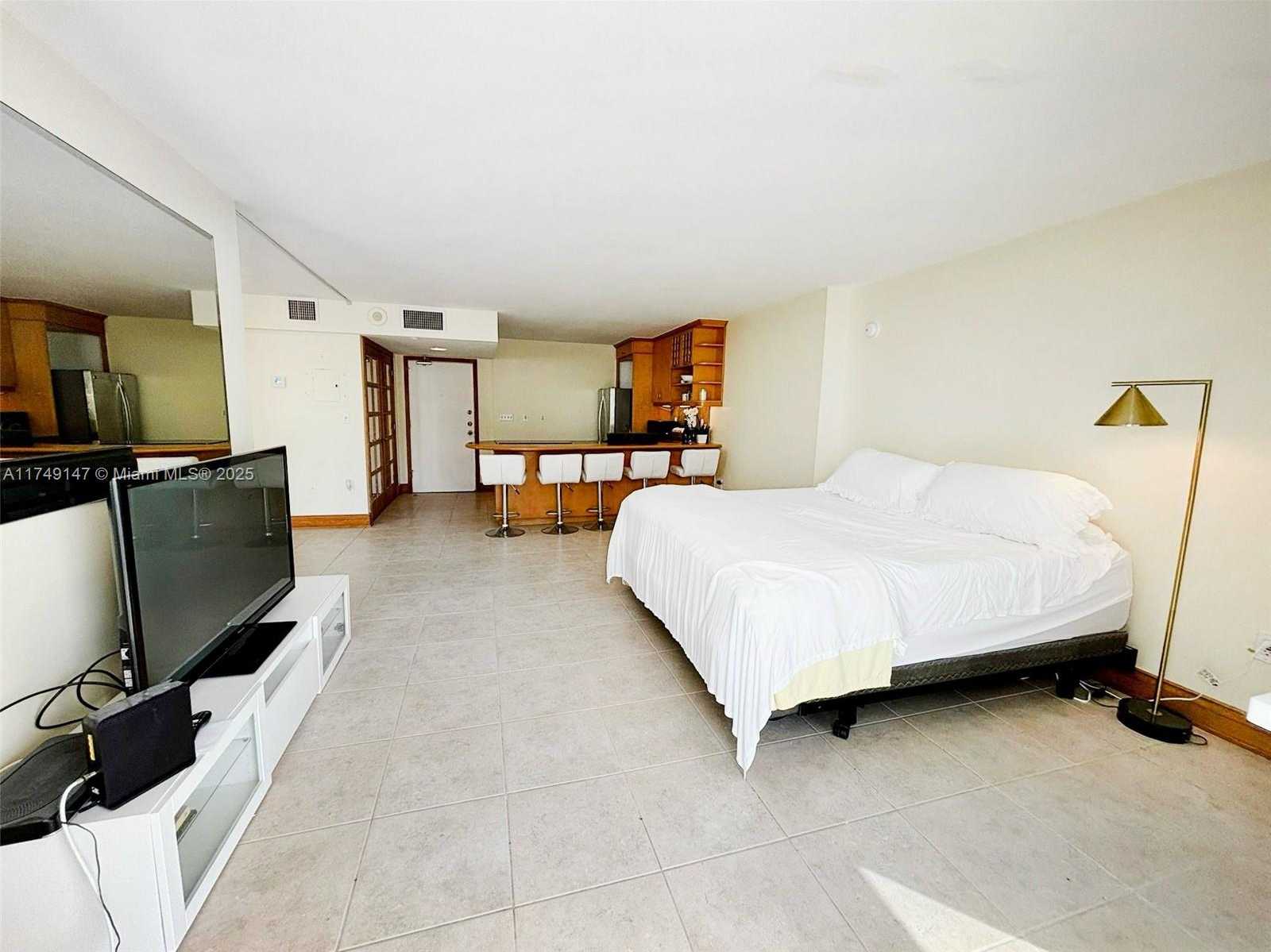 Small Image of 345 OCEAN DR #914, Miami Beach Number 2