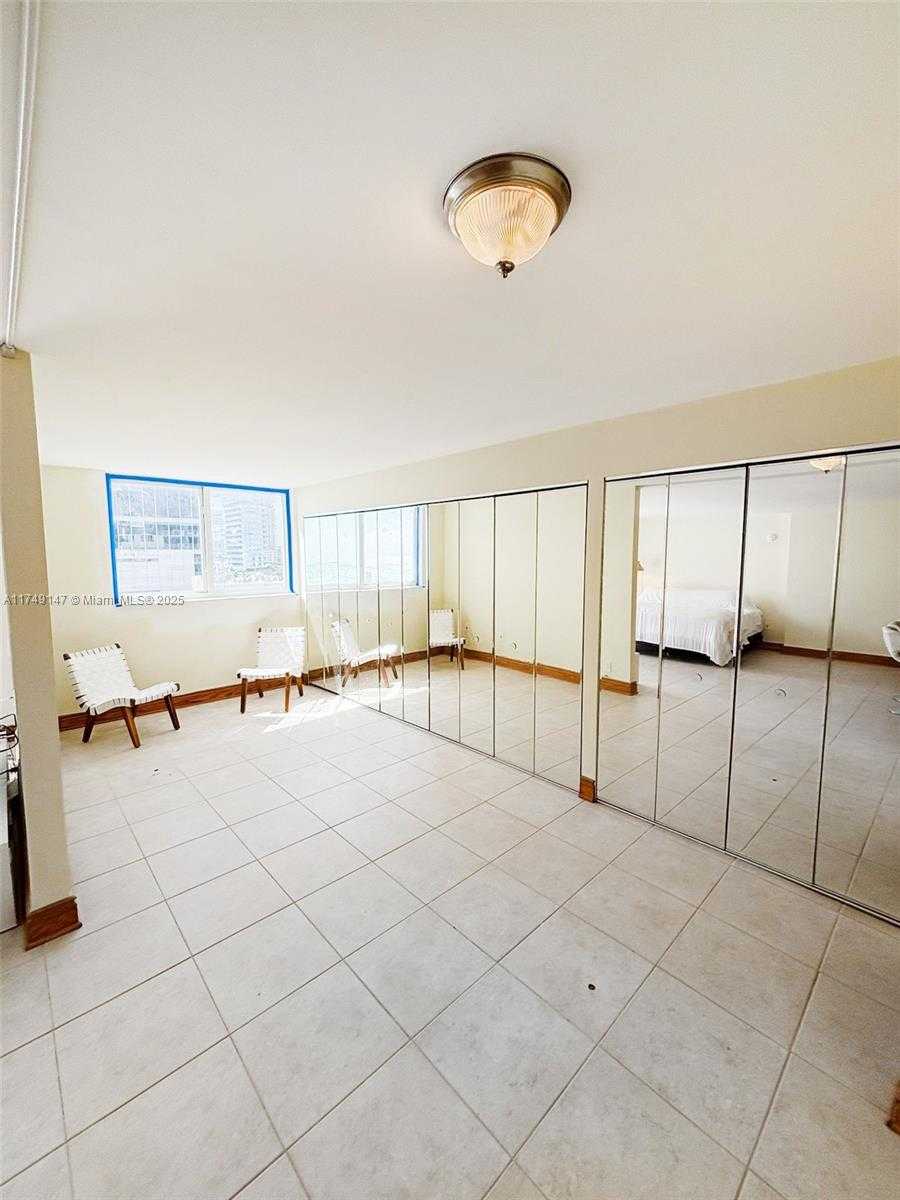Small Image of 345 OCEAN DR #914, Miami Beach Number 3