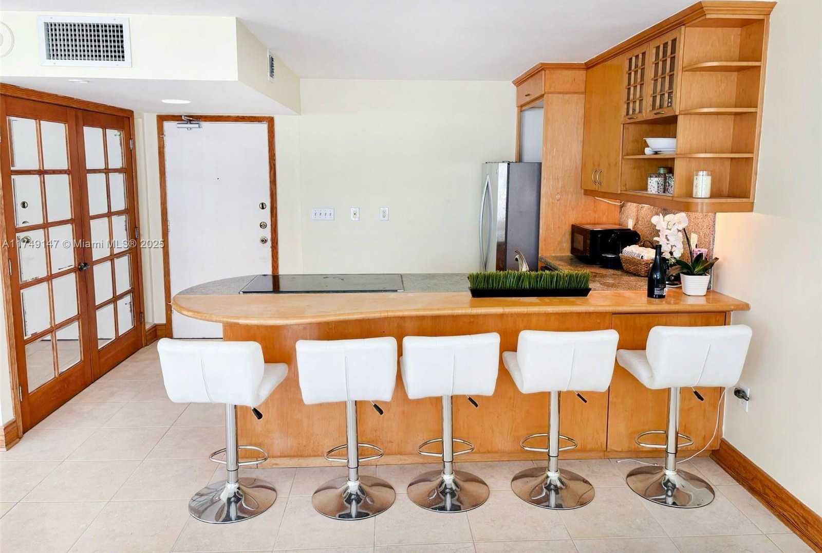 Small Image of 345 OCEAN DR #914, Miami Beach Number 6
