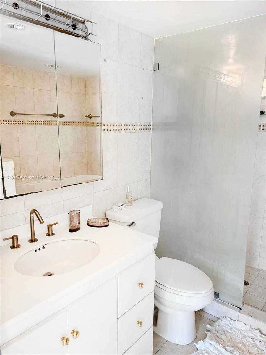 Small Image of 345 OCEAN DR #914, Miami Beach Number 8