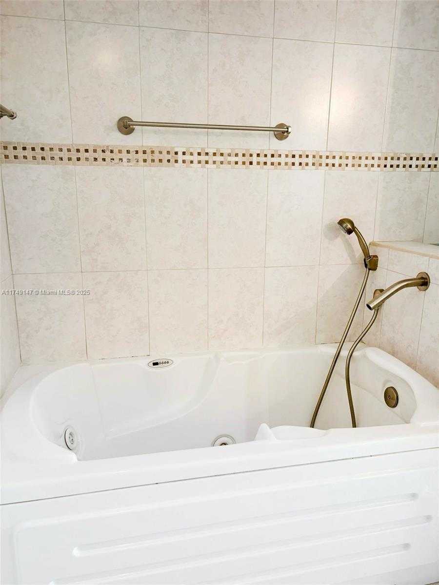 Small Image of 345 OCEAN DR #914, Miami Beach Number 9