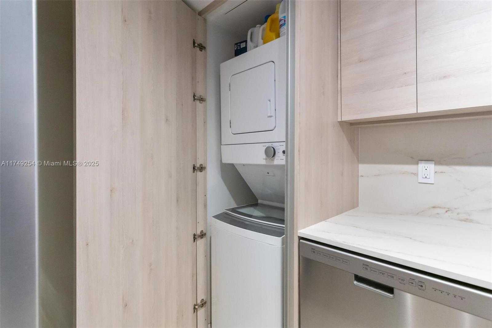Small Image of 10275 COLLINS AV #1018, Bal Harbour Number 9