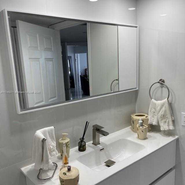 Small Image of 3530 #2604, Aventura Number 15