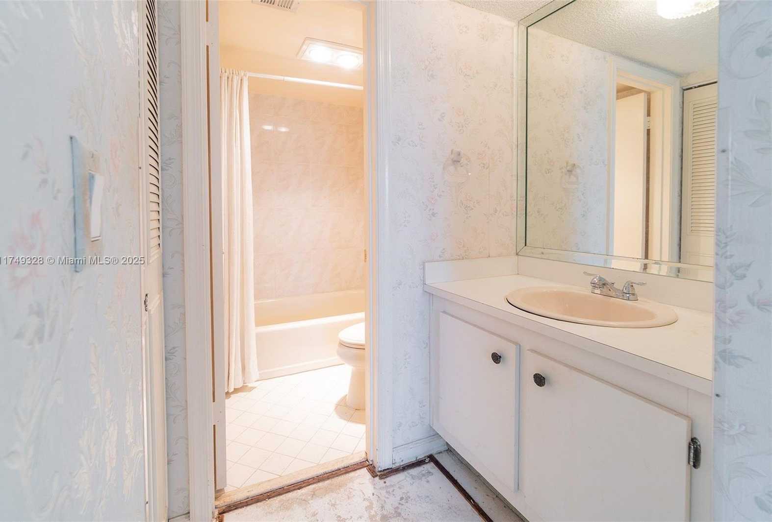 Small Image of 9235 LAGOON PL #404, Davie Number 11