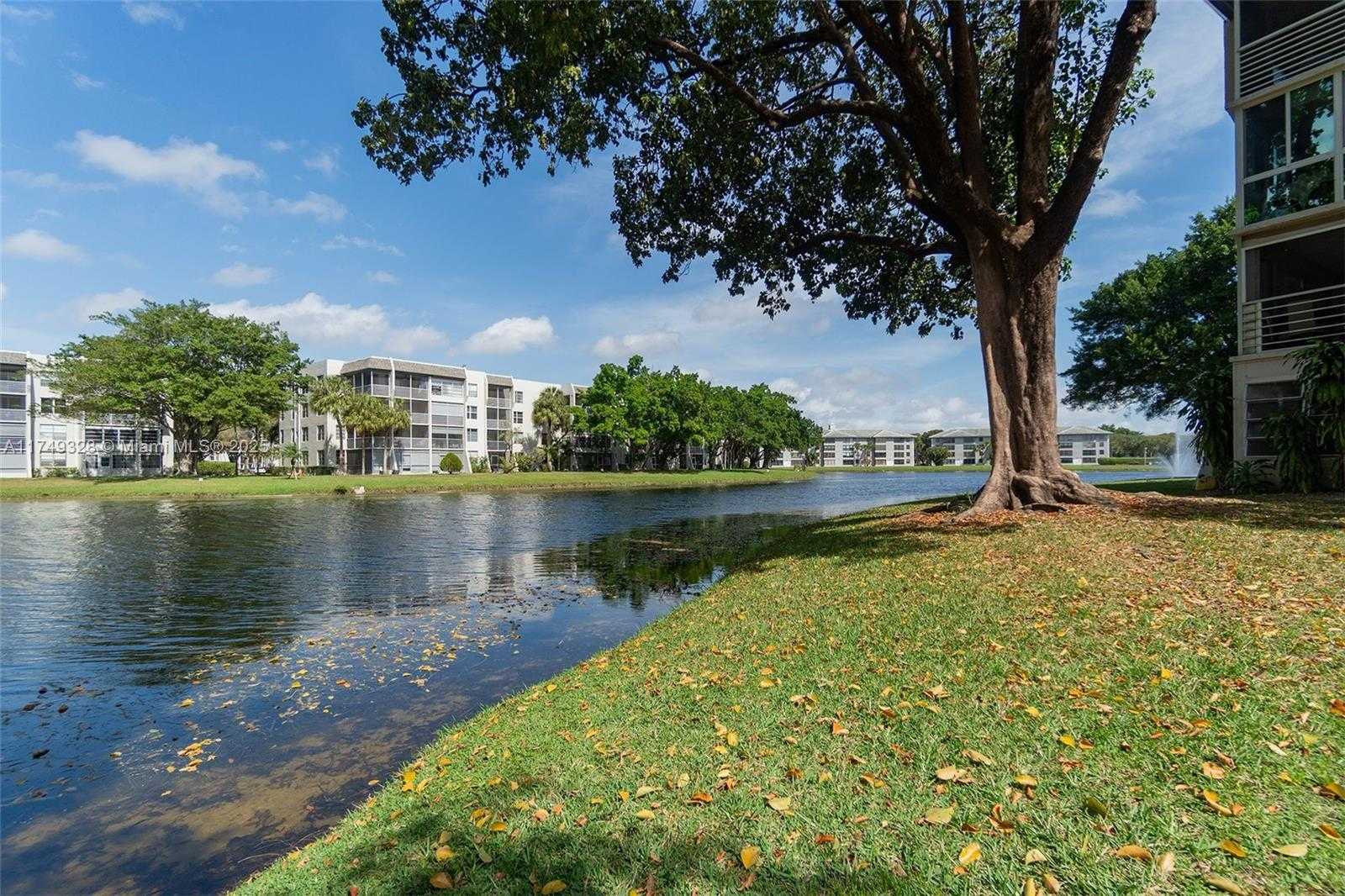 Small Image of 9235 LAGOON PL #404, Davie Number 12