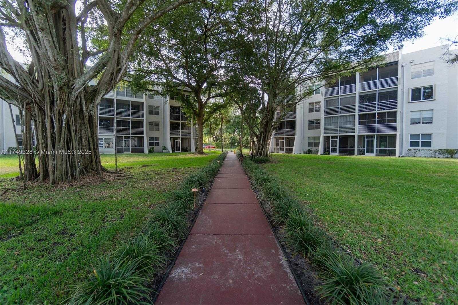 Small Image of 9235 LAGOON PL #404, Davie Number 14