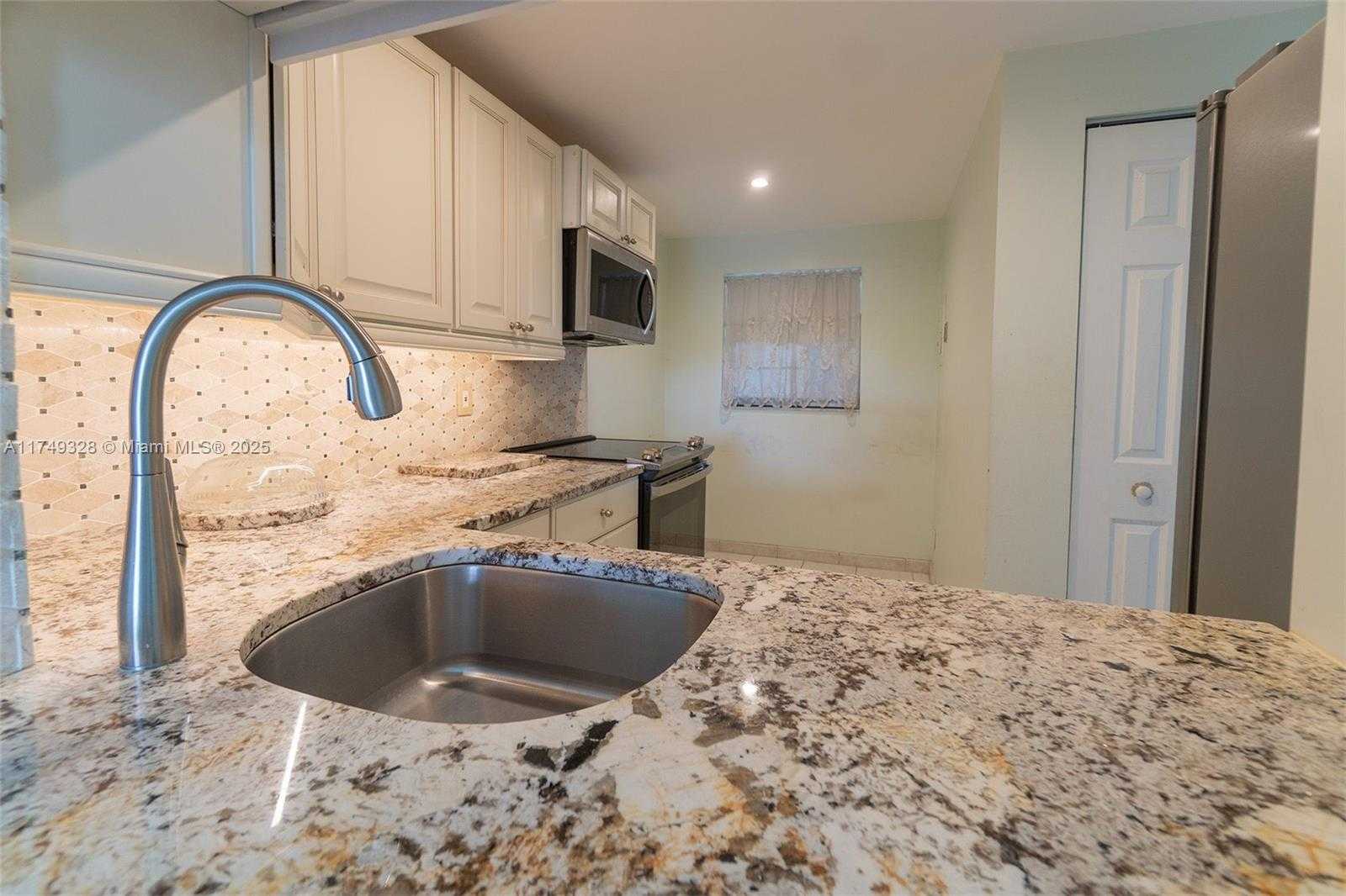 Small Image of 9235 LAGOON PL #404, Davie Number 2