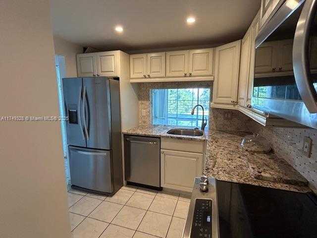 Small Image of 9235 LAGOON PL #404, Davie Number 3