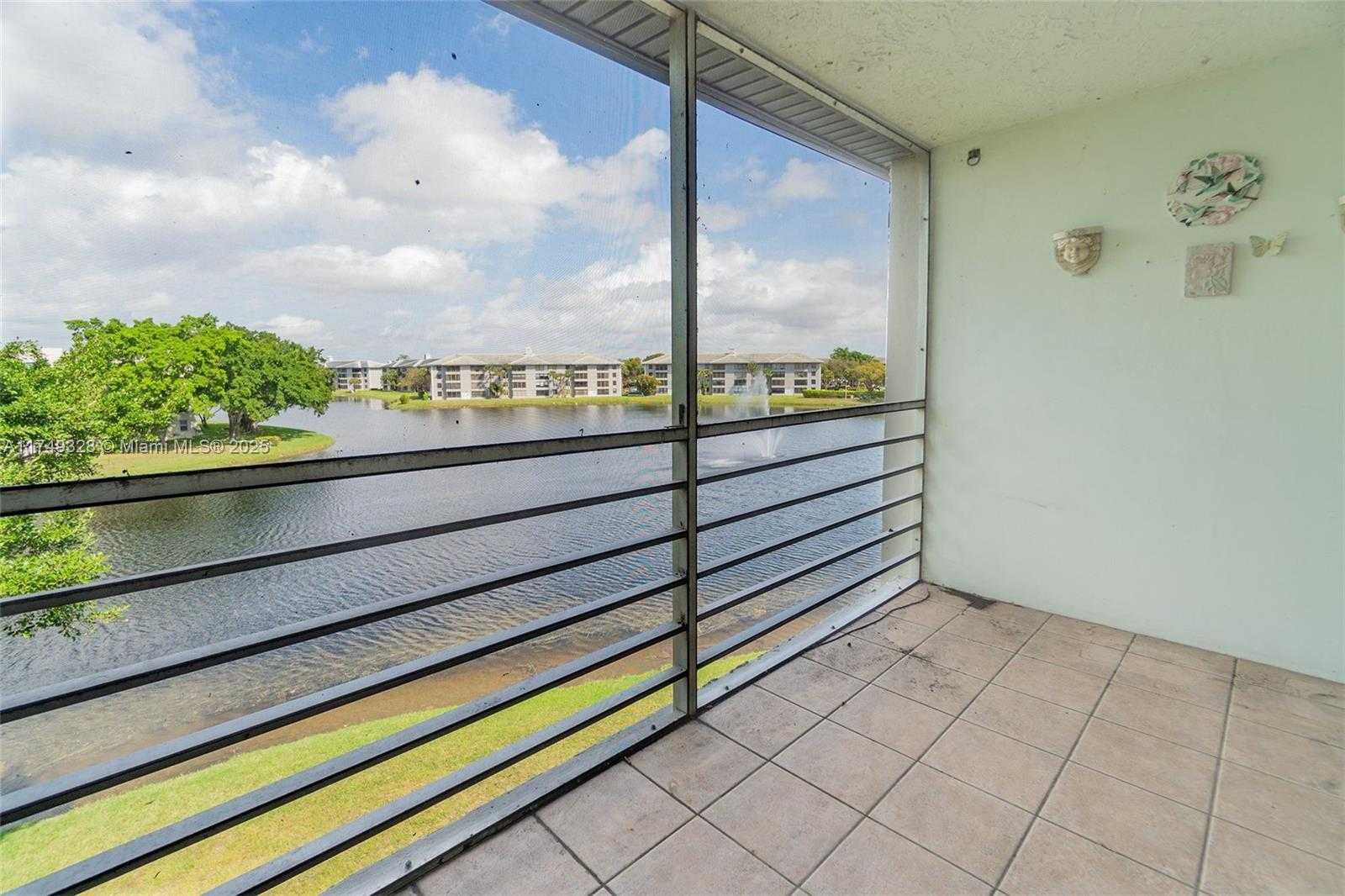 Small Image of 9235 LAGOON PL #404, Davie Number 4