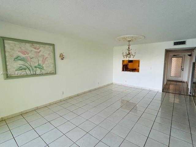 Small Image of 9235 LAGOON PL #404, Davie Number 6