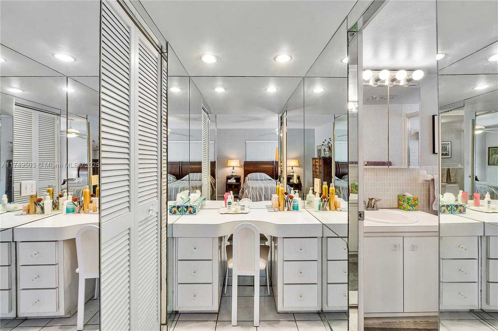 Small Image of 4800 HILLCREST LN #514, Hollywood Number 13